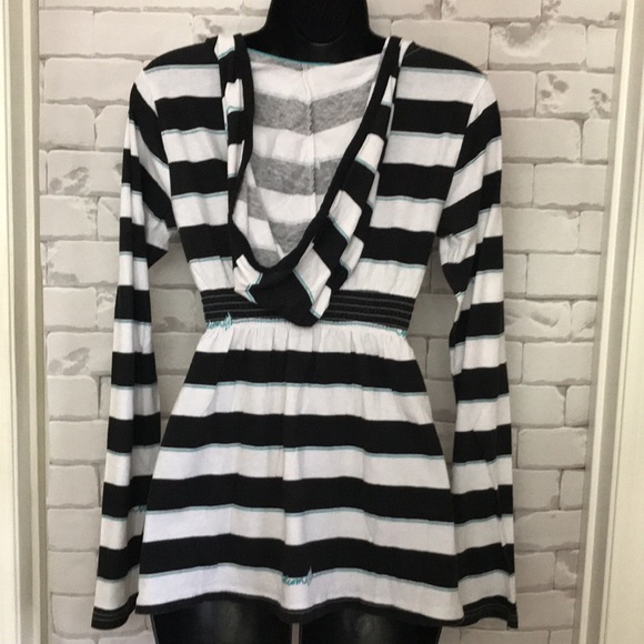 Women’s Volcom hooded lightweight shirt - Picture 4 of 4